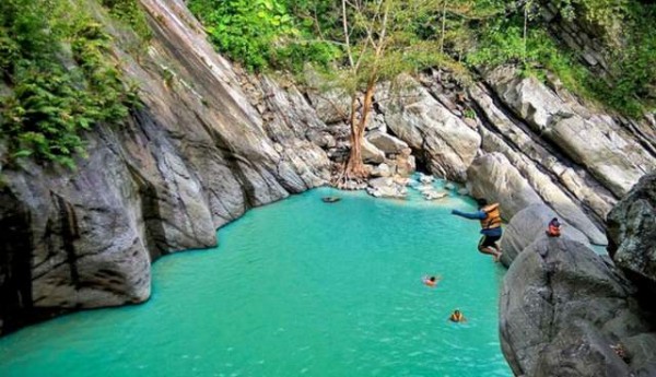 Sanghyang Heuleut Hiking Outbound Bandung